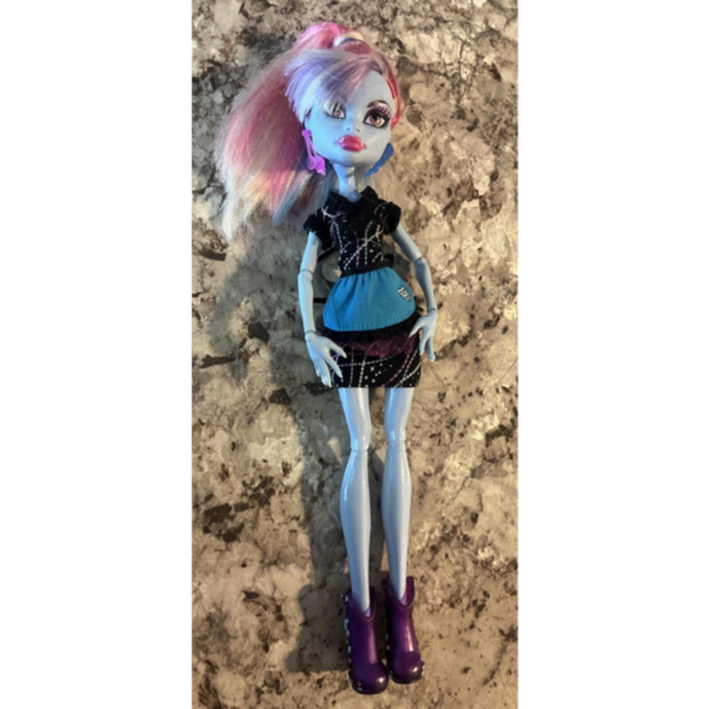 Mattel Monster High Home Ick Classroom Abbey Bominable Doll- GUC